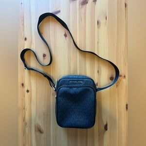MICHAEL KORS cross body
Black with silver accents
